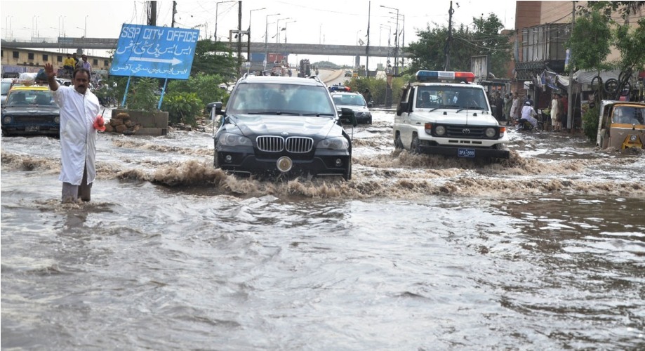 کراچی میں شدید طوفانی بارش کے بعد پیدا ہونے والی سیلابی صورتحال کی تصویری جھلکیاں