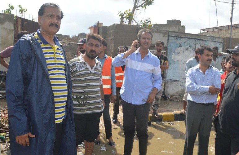 کراچی میں شدید طوفانی بارش کے بعد پیدا ہونے والی سیلابی صورتحال کی تصویری جھلکیاں