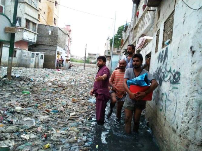 کراچی، کشمیری محلہ گلبہار میں شدید بارش کے بعد تاحال گندے پانی کا ڈیرہ، ایم ڈبلیو ایم کی جانب سے متاثرین میں راشن تقسیم