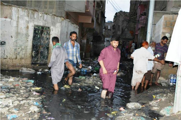 کراچی، کشمیری محلہ گلبہار میں شدید بارش کے بعد تاحال گندے پانی کا ڈیرہ، ایم ڈبلیو ایم کی جانب سے متاثرین میں راشن تقسیم