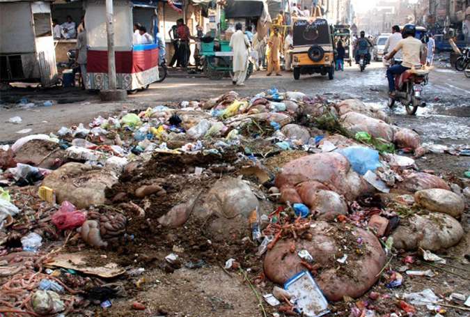 کراچی میں عید الاضحیٰ پر آلائشوں کے ڈھیر، بیماریاں اور تعفن پھیلنے لگا
