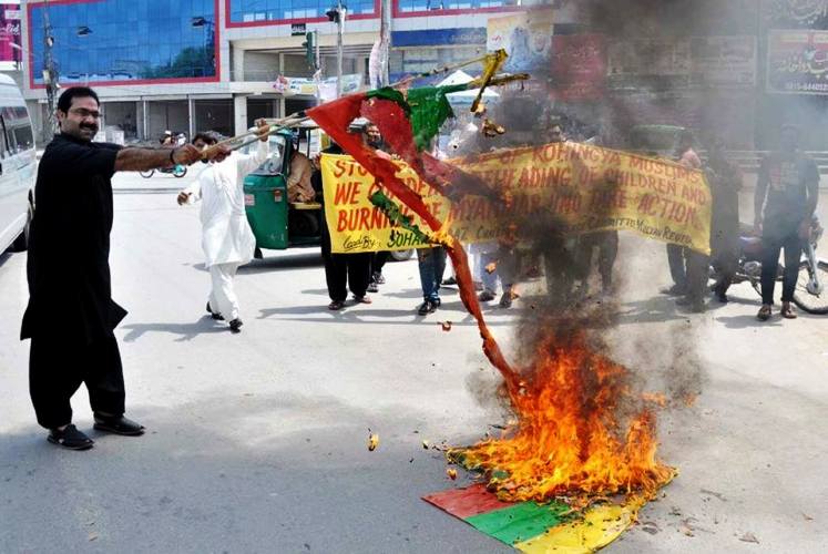 ملتان، برما میں مسلمانوں پر ہونے والے بہیمانہ مظالم کے خلاف قومی امن کمیٹی کا احتجاجی مظاہرہ