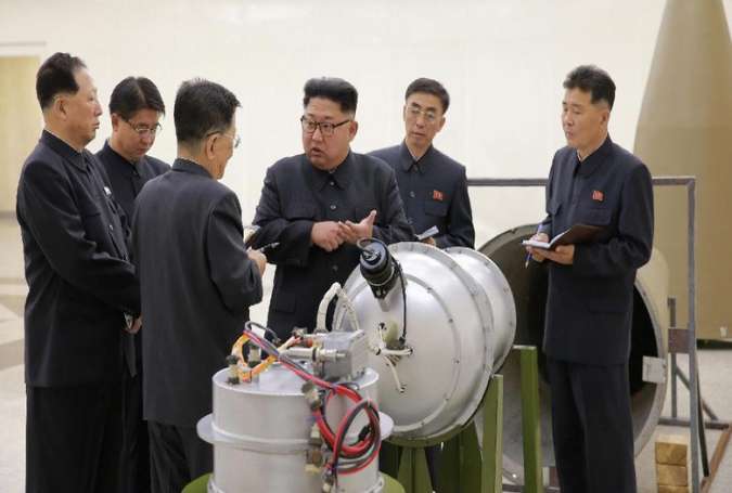 Kim Jong-Un periksa bom hidrogen ( KCNA via REUTERS/Detik)