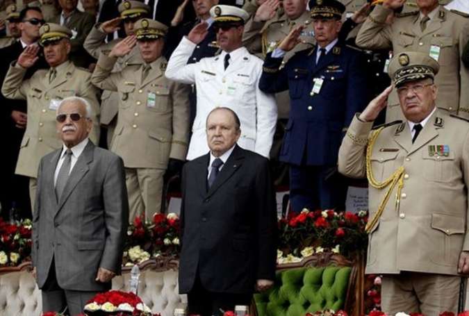 استدراج الجيش الجزائري للسياسة: إنقاذ للبلاد أم محاولات لتصفيته؟