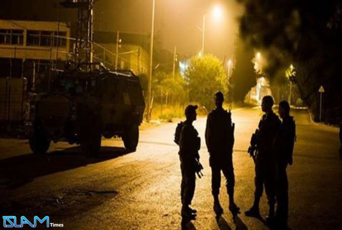 الاحتلال الصهيوني يعتقل 8 مواطنين ويداهم في الضفة