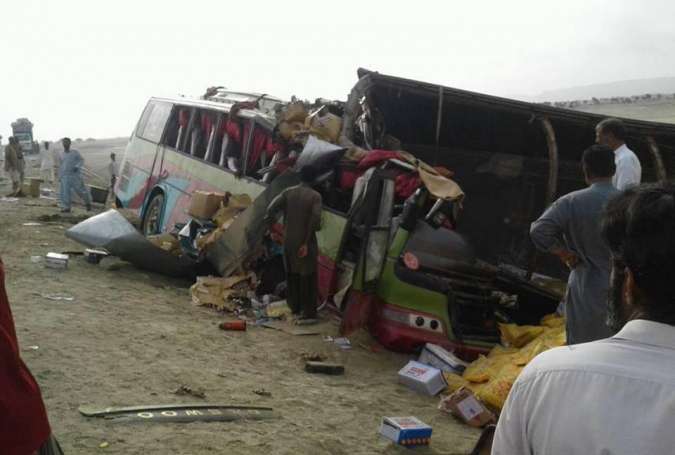 کراچی سے پشاور آنیوالی مسافر بس حادثے کا شکار، ایک جاں بحق، 22 زخمی