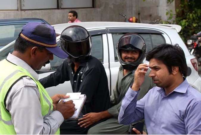 کراچی، ٹریفک پولیس متحرک، ہیلمٹ نہ پہننے پر شہریوں کو 7 لاکھ روپے کے چالان