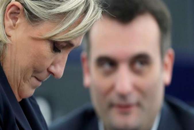 Marine Le Pen (L), then French National Front political party leader, and the party