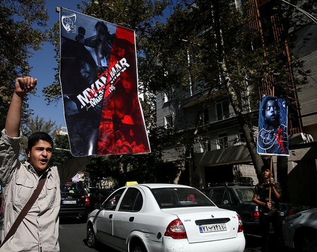 تہران میں اقوام متحدہ کے دفتر کے سامنے ایرانی بچوں کا احتجاج