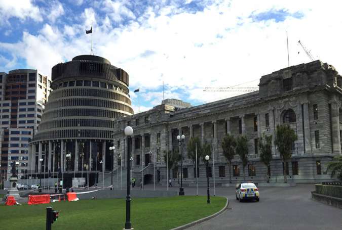 رجل يشعل النار في جسده أمام برلمان نيوزيلندا