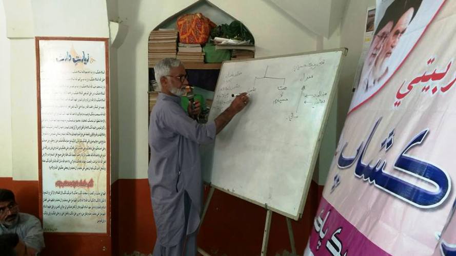 بھٹ شاہ، اصغریہ علم و عمل تحریک کے زیر اہتمام سفیر مہدی (عج) تربیتی ورکشاپ میں انجینئر حسین موسوی لیکچر دے رہے ہیں