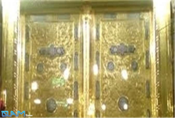إكمال مشروع بناء الأبواب الذهبية لمرقد السيد محمد بسامراء