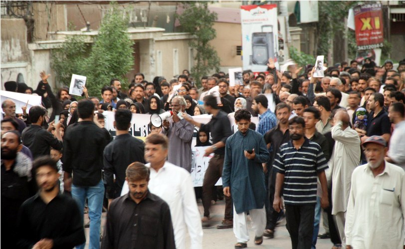 کراچی میں نشتر پارک تا نمائش چورنگی لاپتہ شیعہ افراد کے اہل خانہ کے احتجاج کی تصویری جھلکیاں v