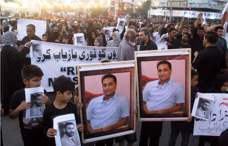 کراچی میں نشتر پارک تا نمائش چورنگی لاپتہ شیعہ افراد کے اہل خانہ کے احتجاج کی تصویری جھلکیاں v