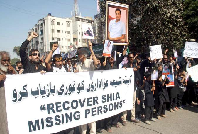 کراچی، 9 محرم الحرام کا مرکزی جلوس روک کر لاپتہ شیعہ جوانوں کے اہلخانہ کا احتجاج