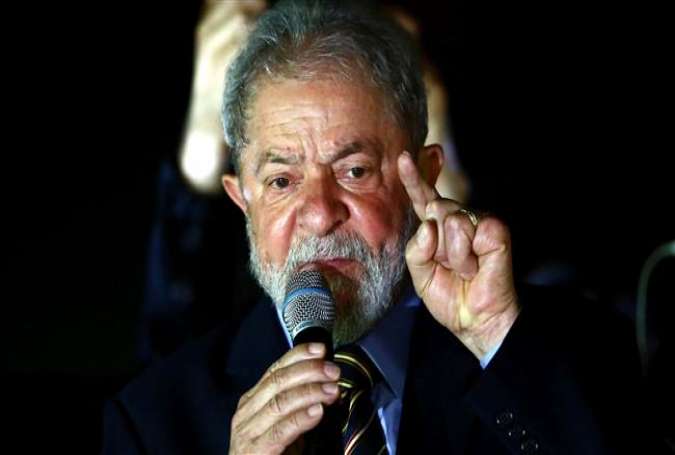 Former Brazilian president Luis Inacio Lula da Silva addresses supporters during a demonstration at Generoso Marques Square in Curitiba, Brazil, on September 13, 2017. (Photo by AFP)