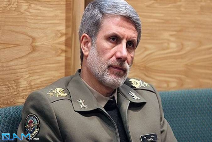 وزير الدفاع الايراني يستقبل قائد القوة الجوية العماني