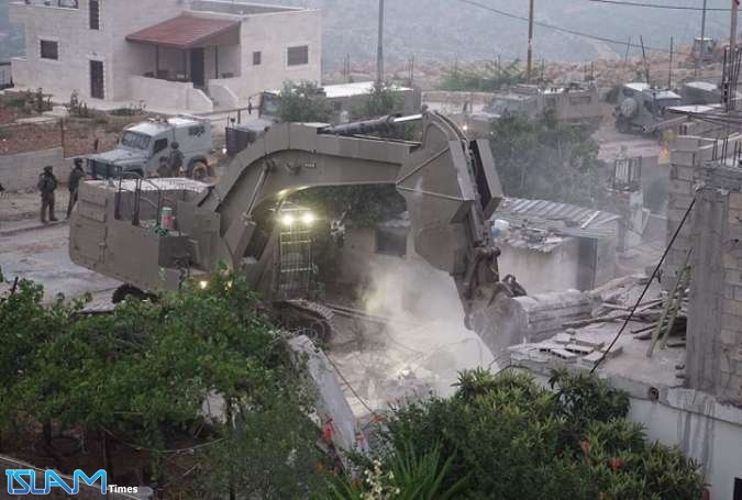 العدو الصهيوني يهدم منزلين فلسطينيين بالقدس