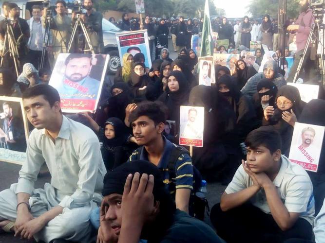کراچی، لاپتہ شیعہ افراد کی بازیابی کیلئے ملیر تا گورنر ہاؤس نکالی گئی احتجاجی ریلی اور دھرنے کی تصویری جھلکیاں