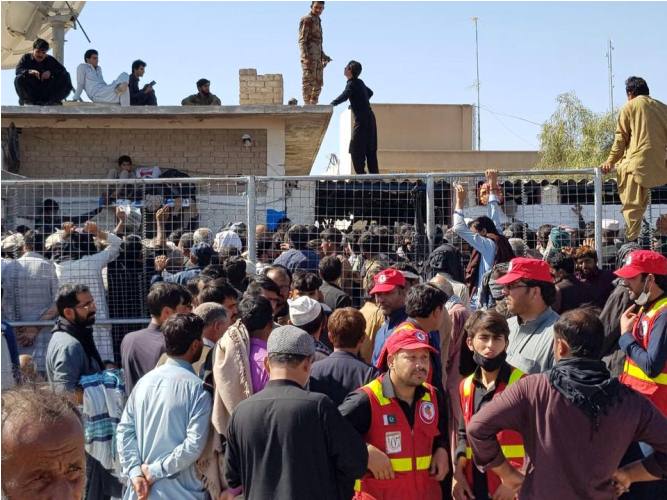 تفتان بارڈر پر ایران میں داخل ہونے کے منتظر پاکستانی زائرین کی حالت زار