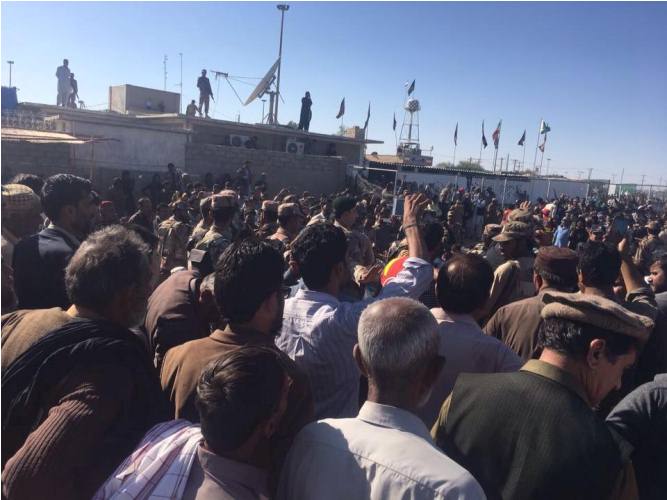 تفتان بارڈر پر ایران میں داخل ہونے کے منتظر پاکستانی زائرین کی حالت زار