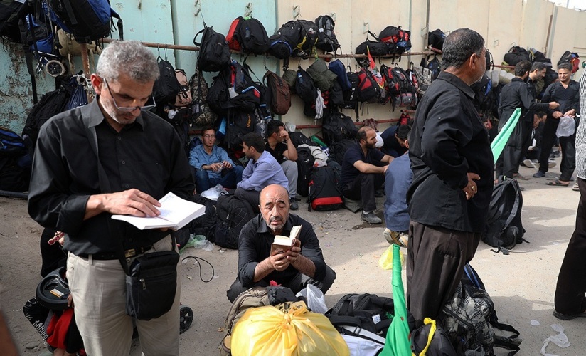 زائرین اربعین حسینی سامرہ میں زیارت اور پیادہ روی کرتے ہوئے