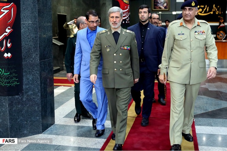 پاکستان کے آرمی چیف جنرل قمر جاوید باجوہ کی تہران میں ایرانی وزیر دفاع بریگیڈیئر جنرل امیر حاتمی سے ملاقات