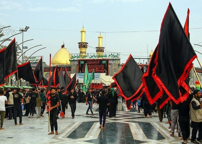 زائرین اربعین حسینی کربلا میں ذکر و مناجات اور عزاداری کرتے ہوئے
