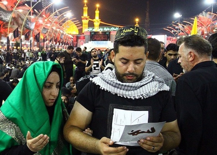 زائرین اربعین حسینی کربلا میں ذکر و مناجات اور عزاداری کرتے ہوئے