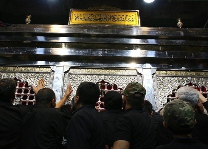 چہلم امام حسین علیہ السلام کے دن کربلا میں زائرین ذکر و مناجات اور عزاداری کرتے ہوئے