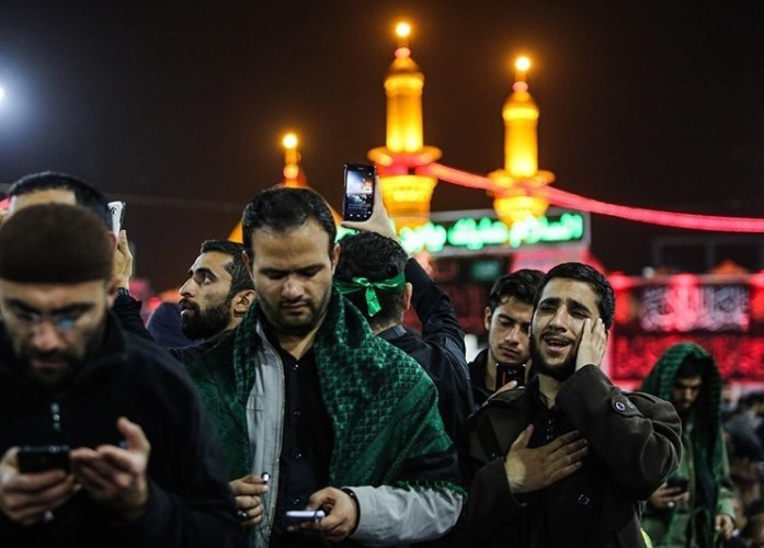 چہلم امام حسین علیہ السلام کے دن کربلا میں زائرین ذکر و مناجات اور عزاداری کرتے ہوئے