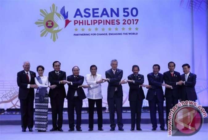 10 pemimpin ASEAN bergandeng tangan pada pembukaan KTT ke-30 ASEAN, di Philippine International Convention Center, Manila, Filipina.jpg