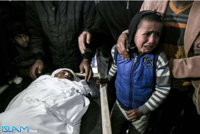 Palestinian children mourn next to the body of 18-year-old Youssef Abou Azra during his funeral in Rafah in the southern Gaza Strip on March 22, 2017.