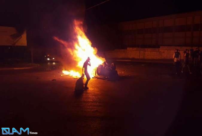 نابلس: إصابة شابين وإحراق مركبة للمستوطنين