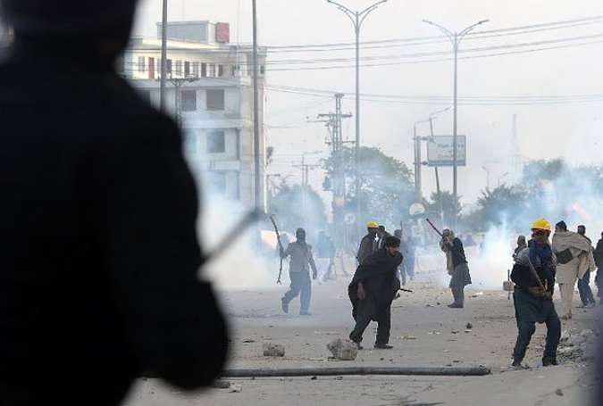 کراچی، اسٹار گیٹ پر احتجاجی مظاہرین پر پولیس کی شیلنگ اور ہوائی فائرنگ، 15 افراد زخمی