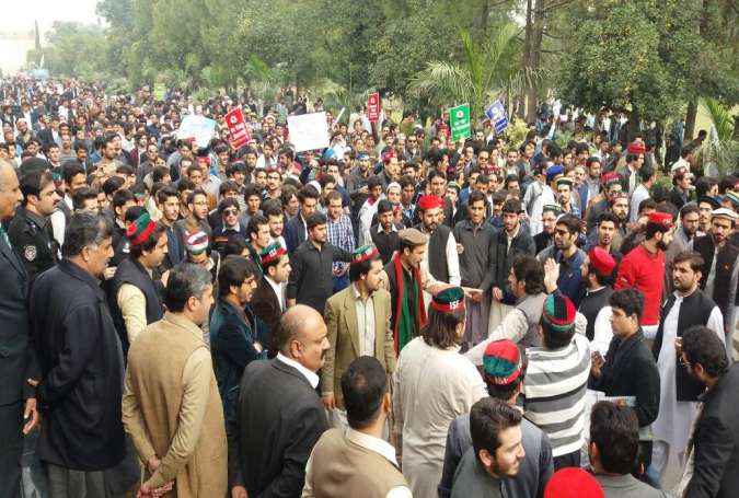جامعہ پشاور کے طلبہ کا فیسوں میں اضافے کیخلاف احتجاجی مظاہرہ