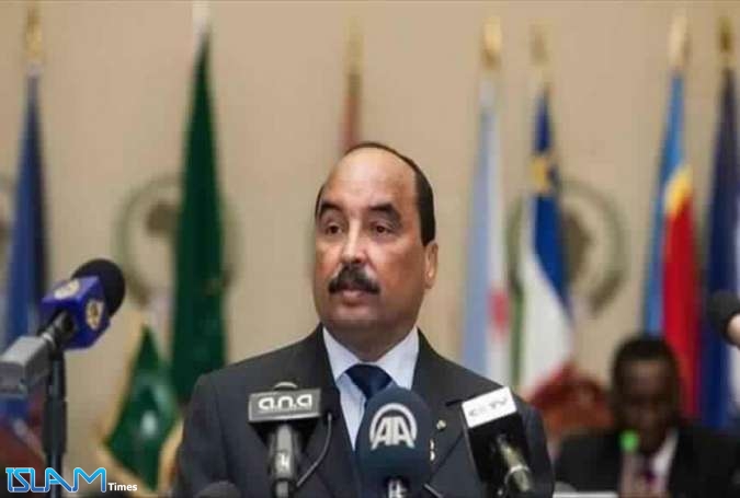 الرئيس الموريتاني يدافع عن العلم والنشيد الجديدين