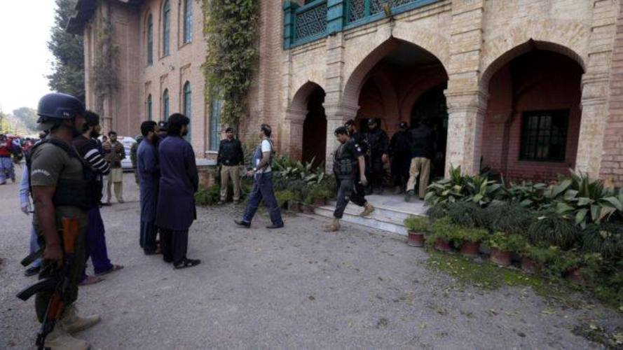 پشاور زرعی یونیورسٹی پر دہشتگردوں کیجانب سے کئے جانیوالے حملے کے مناظر