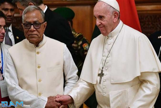 Pope, in Bangladesh, avoids uttering Rohingya Muslims