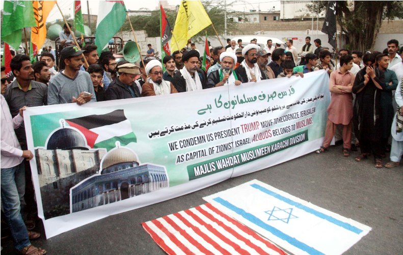 ایم ڈبلیو ایم کراچی کا امریکی قونصلیٹ کے باہر احتجاجی مظاہرہ، امریکی و اسرائیلی پرچم نذر آتش