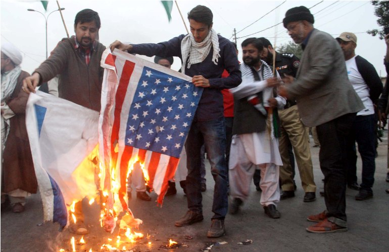 ایم ڈبلیو ایم کراچی کا امریکی قونصلیٹ کے باہر احتجاجی مظاہرہ، امریکی و اسرائیلی پرچم نذر آتش