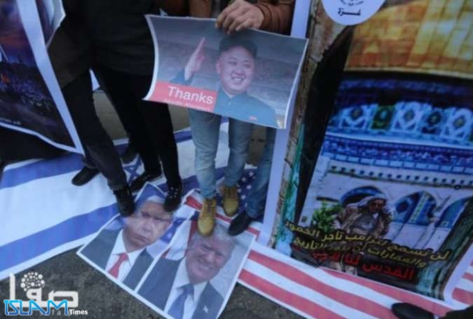 برگزاری تجمع در نوار غزه و لگدمال کردن تصاویر ترامپ و نتانیاهو + تصاویر