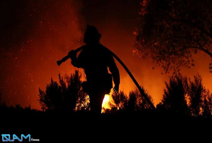 رجال الإطفاء يواصلون السيطرة على حرائق غابات كاليفورنيا