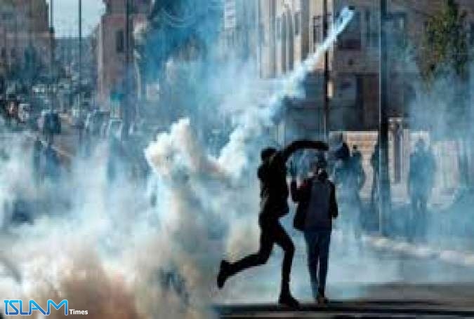 الصحة الفلسطينية: الاحتلال يستخدم قنابل غاز “مجهولة النوعية”