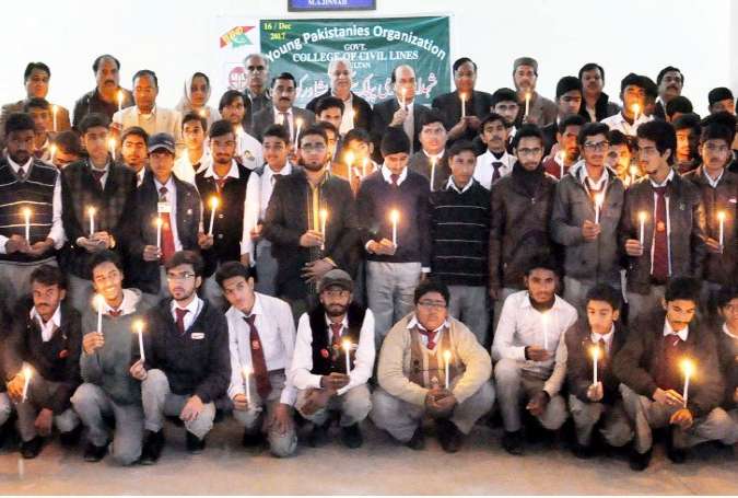 ملتان، شہدائے آرمی پبلک سکول سے اظہار یکجہتی کے لیے شمعیں روشن