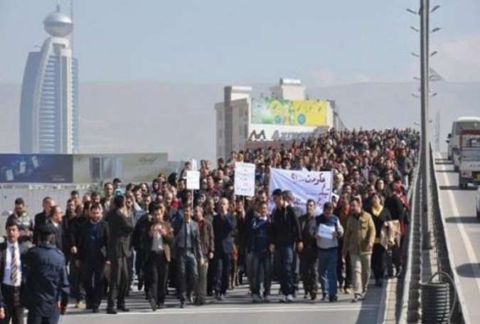 تظاهرات گسترده در سلیمانیه عراق/ سفر بارزانی نیمه کاره ماند