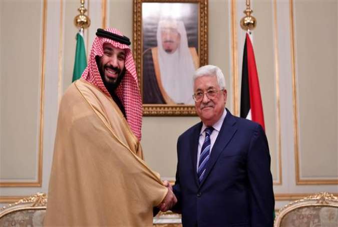 The photo shows Saudi Crown Prince Mohammad bin Salman (L) shaking hands with Palestinian President Mahmoud Abbas during their meeting in Riyadh, Dec. 21, 2017. (Via Reuters)