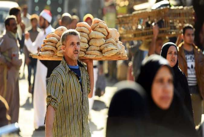A man sells bread outside the al-Azhar Mosque in Cairo, Egypt, on December 8, 2017. (Photo by AFP)