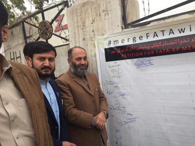 خیبر پختونخوا کے مختلف شہروں میں فاٹا کو پختونخوا میں ضم کرنیکی دستخطی مہم