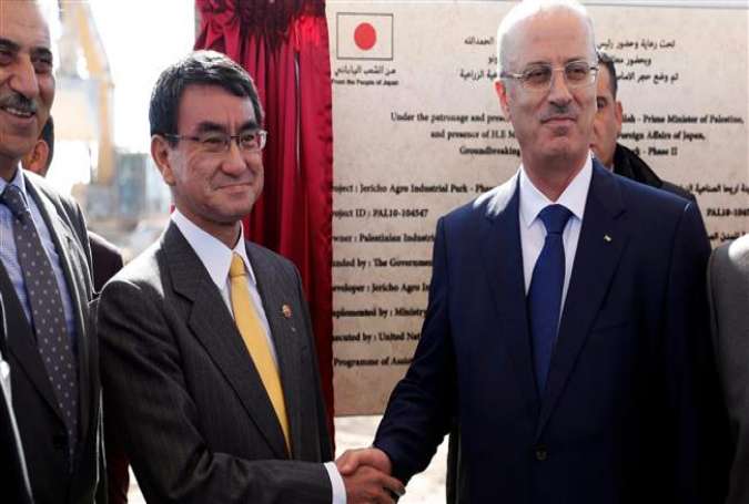 Japanese Foreign Minister Taro Kono (C-L) shakes hands with Palestinian prime minister Rami Hamdallah in the West Bank city of Jericho on December 26, 2017. (AFP photo)